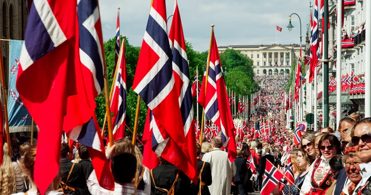 My Scandinavian Home: National day in Norway on May 17 - Processions by the Royal Palace in Oslo