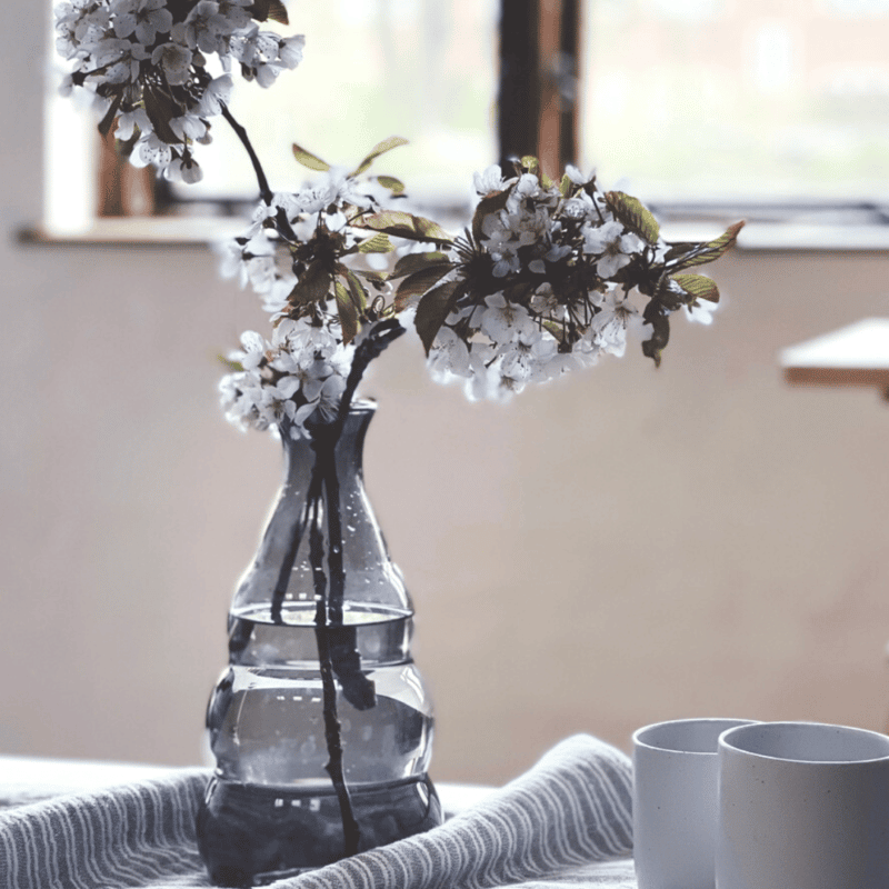 carafe-vase-flowers-nordic